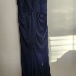 Lovely Navy gown only used one time !It Navy blue colorIt's really a gorgeous!!